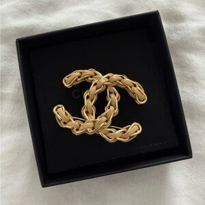 CHANEL Gold and Leather Interlocking Chain Logo Brooch
